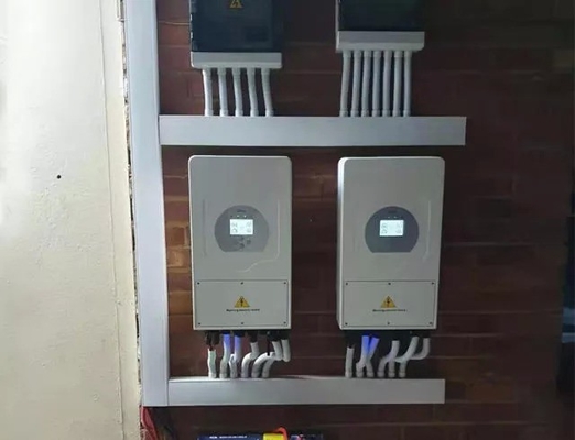 強力なデイ 16Kw 8kw シングルフェーズハイブリッドソーラーインバーター SUN-16K-SG01LP1-EU ソーラーストレージ